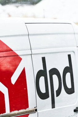 Kışın Avrupa, Polonya 'da DPD markalı lojistik aracı 27.01.2025