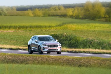 Araç sakin kırsal yolda ilerliyor.