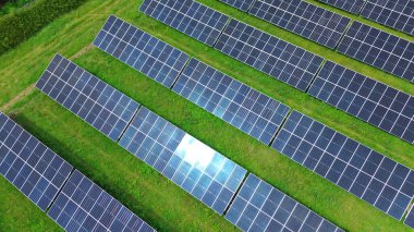 Yenilenebilir Enerji Çiftliğindeki Güneş Panellerinin Üst Görünümü