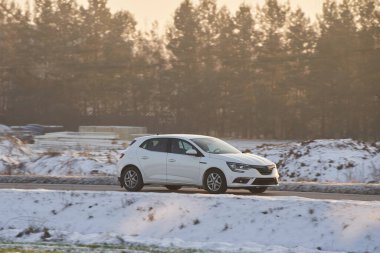 Kış manzarasında küçük beyaz bir araba