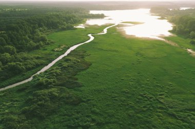 Su ve çimenli manzaralı hava manzarası