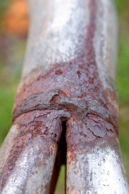 Eski metal boru ekleminde aşınma