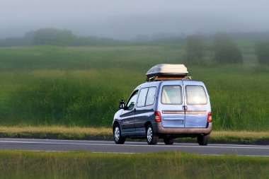 Tatil aracı kırsal alandan geçiyor.