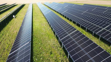 Kırsal çevrede yeşil enerji üreten güneş panelleri