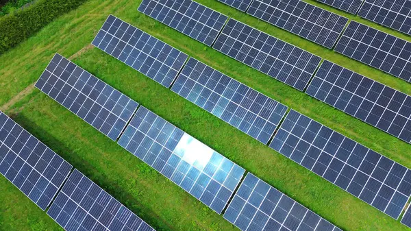 Yenilenebilir Enerji Çiftliğindeki Güneş Panellerinin Üst Görünümü