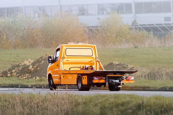 Yol kenarı acil nakliye aracı geri dönüyor.