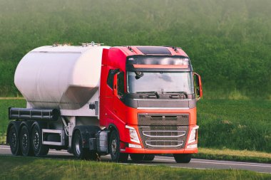 Çimenli ovalarda ilerleyen bir tanker kamyonu.