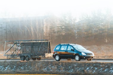 Kargo römorklu siyah otomobil.