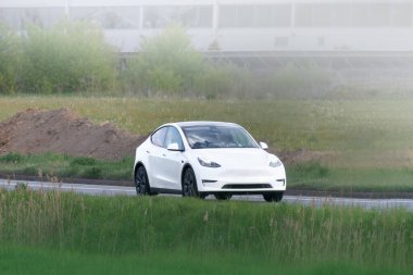 Kırsal bölgede elektrikli arazi aracı sürücüsü.