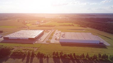 Lojistik operasyonları ve kamyon deposu olan büyük bir şehir deposu.