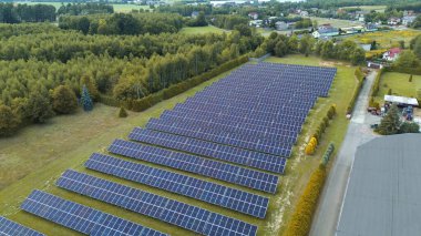 Güneşli çimen alanına güneş paneli kurulumu.