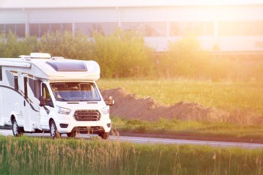 Kamp otobanı dağ zeminiyle geziyor.