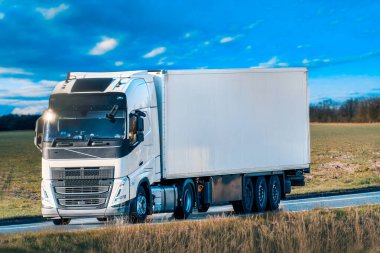 Yollarda beyaz römorklu bir kamyon