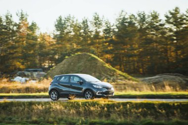 Manzaralı kırsal yolda kompakt araç