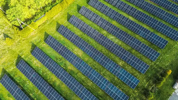 Yeşil alanda temiz enerji güneş dizisi