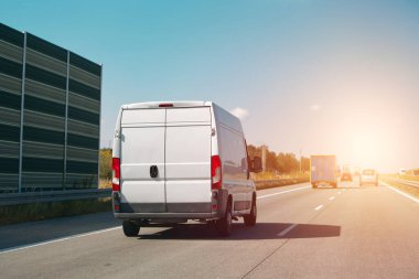 Kargo kamyonu temiz bir yolda ilerliyor.