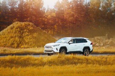 Kırsal yolda pahalı bir SUV aracı.