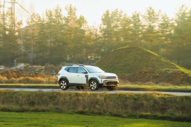 Altın saatinde şehir yolu boyunca SUV yolculuğu