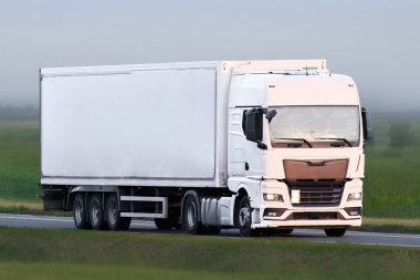 Boş kırsal yolda lojistik kamyonu