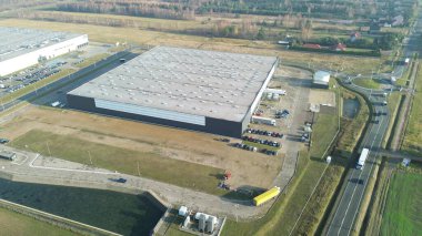 Kamyonları ve kargosu olan büyük bir lojistik deposu.