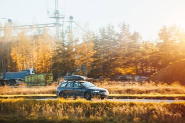 Avrupa Combi arabası kırsal alanda geziyor