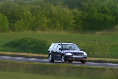 Temiz yaz ışığında sürüş yapan simgesel retro model