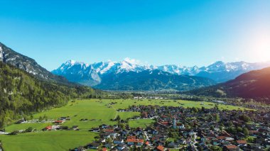 Dağlı yeşil vadide yürüyüş rotası