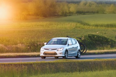 Bisikletler kırsal yolda maceraya hazır.