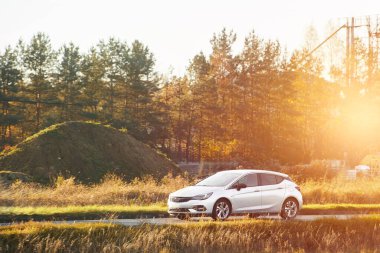 Kırsal yolda modern beyaz hatchback