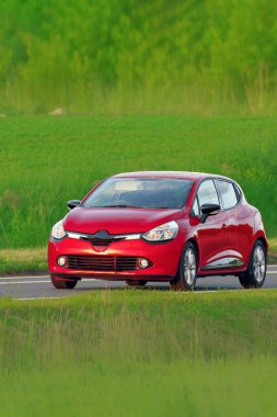 Kırsal yolda modern hatchback sürüşü