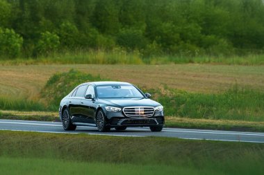 Parlak premium araba huzurlu bölgeden geçiyor.