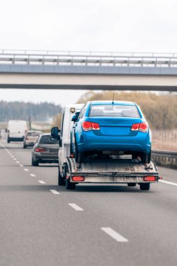 Modern çekici hızlı bozuk araba teslim ediyor.