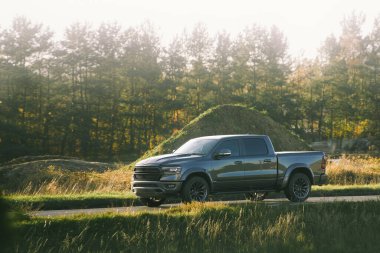 Toprak yolda güçlü 4x4 kamyonet