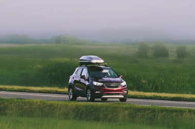 Çatısı olan manzaralı bir araba.