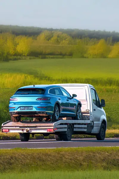 Bozuk araba taşıyan acil durum çekicisi.