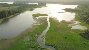 Çayır ve su seviyeleriyle vahşi doğa manzarası