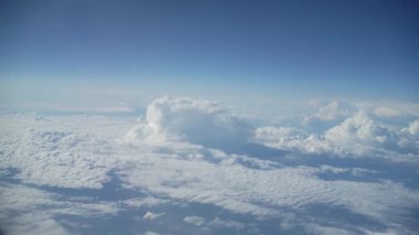 Gökyüzü ve uzak alanlar bulutlu