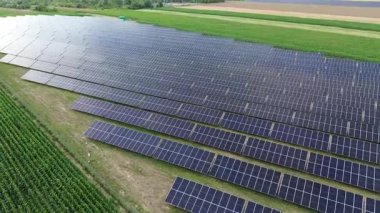 Parlak güneşin altında parlayan mavi güneş panelleri