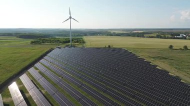 Yenilenebilir enerji şantiyesinin hava görüntüsü