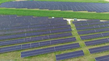 Tarım arazisindeki geniş güneş çiftliği