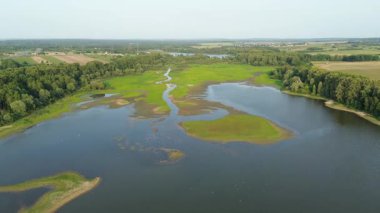 Yeşil yaz manzarasında akan nehir