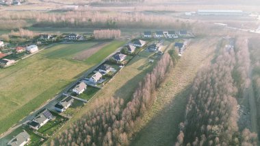 Yeşil ormanın yanındaki yeni yerleşim bölgesi.