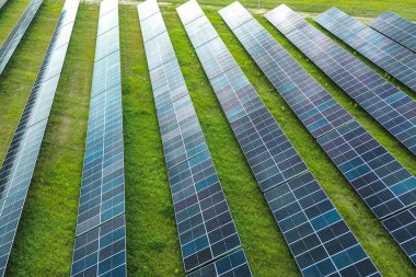 Fotovoltaik paneller güneş ışığını güce dönüştürüyor