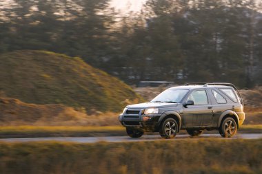 Kırsal alanda aile arabası sürüyor.