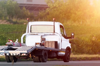 Taşıma kamyonu kırsal yolda.