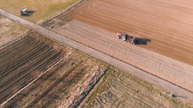 Tarım arazisindeki traktörün tepeden tırnağa görüntüsü