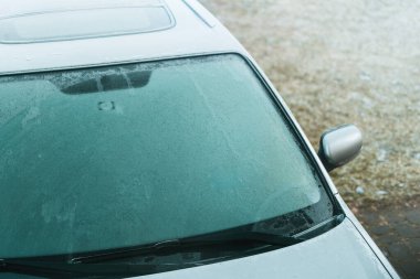 Buzlu arabanın ön camı tehlikeli sürüş koşulları yaratıyor.