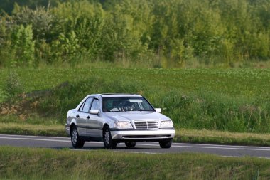 Manzaralı kırsal yolda hızlı Japon gençliği.