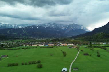 Dağ vadisi evlerinin bahar manzarası