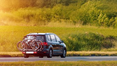 Yaz gezisi için arka araca bisikletler monte edildi